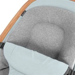 Maxi-Cosi Kori Wippe Essential Grey 16 Maxi-Cosi Kori Wippe Essential Grey -Geschäft Für Babyprodukte 2835050110u1y2020 2020 bouncer kori grey essentialgrey newbornpillow side