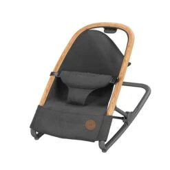 Maxi-Cosi Kori Wippe Essential Graphite 11 Maxi-Cosi Kori Wippe Essential Graphite -Geschäft Für Babyprodukte 2835750110 2020 maxicosi homeequipment bouncer kori essentialgraphite cover 3qrtleft