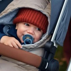 Joolz Thermo Fußsack Taupe Mit Nachhaltiger Sorona®-Füllung -Geschäft Für Babyprodukte 560062 joolz pufferfootmuff taupe 02