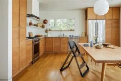 Ergobaby Evolve 3-in-1 Hochstuhl Dark Wood -Geschäft Für Babyprodukte evolve high chair dark wood lifestyle 10